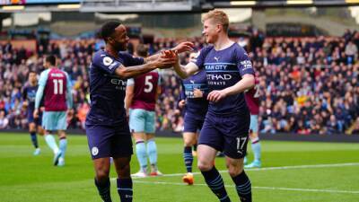 Burnley 0-2 Manchester City: Kevin De Bruyne and Ilkay Gundoghan help City reclaim Premier League lead from Liverpool