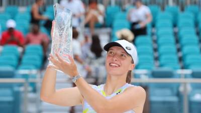 New No. 1 Swiatek tops Osaka in Miami Open final
