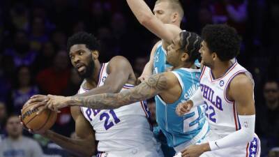 Joel Embiid - Embiid dirige un aplastamiento - en.as.com