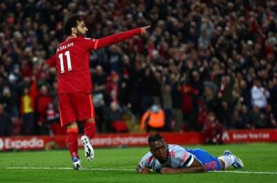 Liverpool thrash miserable Man United to go top of Premier League