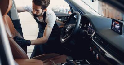 Cómo limpiar el coche por dentro con café y un cepillo de dientes