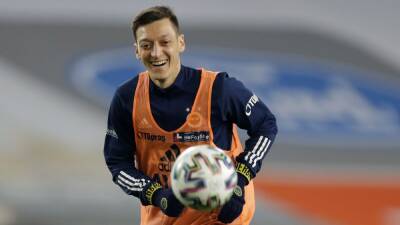 Özil, esperanzado en volver al Fenerbahçe tras ser apartado