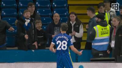 Esto es muy, muy raro de ver: Azpilicueta se encara con un fan después del desastre en el derbi - en.as.com - Madrid