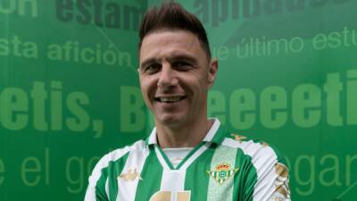 BETIS El Betis presenta su camiseta para la final de la Copa