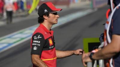 Sainz signs new F1 deal with Ferrari until 2024