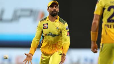 "LIke Shahid Afridi Batting Sensibly With Eyes Open": Twitter Reacts As Ravindra Jadeja Drops Two Catches, MS Dhoni Misses Easy Stumping