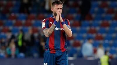 Levante Morales, desconsolado tras la derrota ante el Sevilla - en.as.com