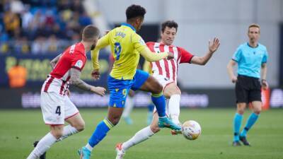 CÁDIZ-ATHLETIC | Vesga, expulsado en Cádiz por una entrada que hizo Vivian