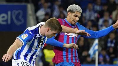 Araújo se retira cojeando en su rodilla derecha