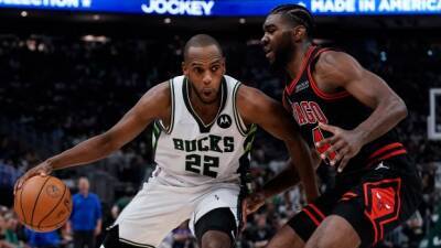 Report: Bucks' Middleton out at least two weeks with MCL sprain