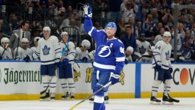 Stamkos becomes Lightning's all-time scoring leader in rout of Leafs