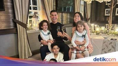 Potret Cristiano Ronaldo Gendong Putrinya yang Baru Lahir