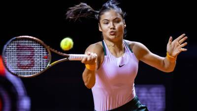 Angelique Kerber - Emma Raducanu - Iga Swiatek - Emma Raducanu finds on-song Iga Swiatek too strong in Stuttgart - bt.com - Britain - Usa -  Stuttgart