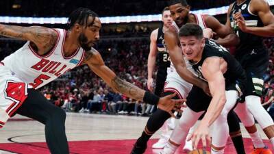 Bucks rout Bulls, take 2-1 lead without Middleton