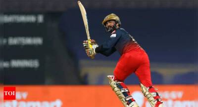 IPL 2022: Dinesh Karthik outsmarting bowlers due to clarity of thoughts, says Shastri