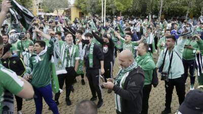 La afición del Betis llena de verdiblanco el centro de Sevilla