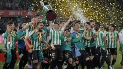 El Betis - Joaquín, al cielo con ella - en.as.com
