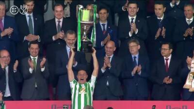 La foto de su vida es todavía mejor: miren cómo mira Felipe VI a Joaquín al levantar la Copa