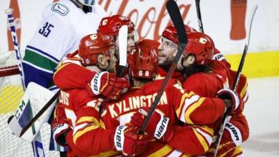 Lindholm hits 40 goals as Flames down Canucks