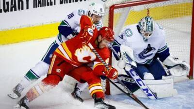 Matthew Tkachuk - Elias Lindholm - Johnny Gaudreau - Lindholm reaches 40-goal mark to help Flames double up Canucks - cbc.ca - state Minnesota - county Roberts - county Pacific