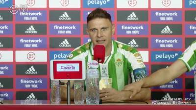 La emoción de Joaquín en sala de prensa y el gesto inmediato de consuelo de Borja Iglesias