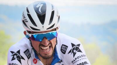 Liege-Bastogne-Liege 2022 LIVE: Alaphilippe caught out in high speed crash while Bahrain Victorious seize the initiative