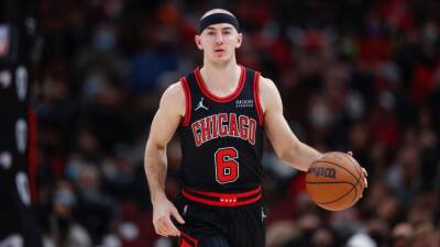 Adrian Wojnarowski - Alex Caruso of Chicago Bulls leaves Game 4 against Milwaukee Bucks after taking elbow to the face - espn.com - county Bucks -  Chicago