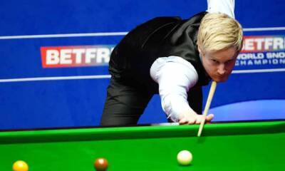 Neil Robertson stays in hunt in world championship against Jack Lisowski