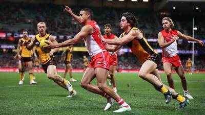 Anzac Day AFL live: Hawthorn vs Sydney, Essendon vs Collingwood scores, stats and results