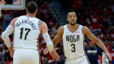 Ingram, Pelicans overwhelm Booker-less Suns to tie series