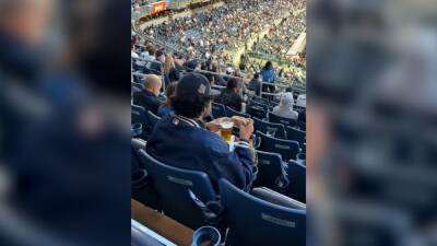 Algunos lo tachan de genio, otros piden su 'arresto': lo que hace este fan en la grada lleva 5M de visitas - en.as.com - Madrid