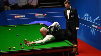 Former champions John Higgins and Stuart Bingham reach quarter-finals at the Crucible