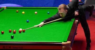 Judd Trump distracts ref before moving ball in hilarious World Snooker Championship moment