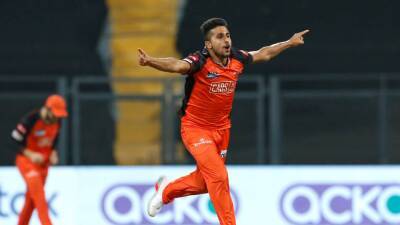Five-star Umran Malik wins battle of pacers but Hyderabad lose after last-ball six