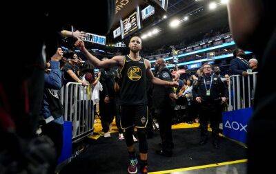 Curry shines as Warriors advance, Bucks rout Bulls in NBA playoffs