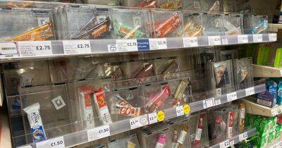 Tesco shopper stunned to find £3 fake eyelashes and £1.50 protein bars in security cases to stop thieves - manchestereveningnews.co.uk - Manchester