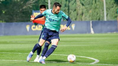 El Valencia - Álvaro Negredo celebra su renovación, Gayà su recuperación - en.as.com