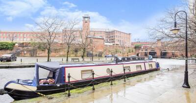 Beautiful narrowboat set on a scenic Manchester canal that you can live in and set sail whenever you like