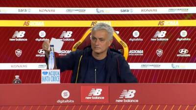 Nuevo show de Mourinho: saca un 'papelito' en rueda de prensa y se lo regala a un periodista