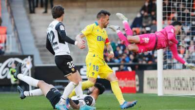 El Cádiz - Carlos Soler - Hugo Guillamón - VALENCIA CÁDIZ El Cádiz se acostumbra a sumar - en.as.com