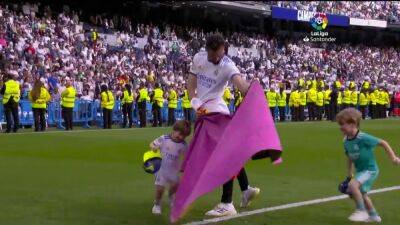 El 'accidente' de Nacho al sacar el capote en plena celebración - en.as.com - Madrid