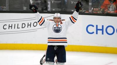 Connor Macdavid - Leon Draisaitl - John Gibson - Mike Smith - Wayne Gretzky - Draisaitl scores 50th goal of the season as Oilers rout Ducks - cbc.ca - Los Angeles - county Pacific