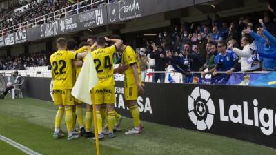 El Oviedo saca partido de la autodestrucción albinegra