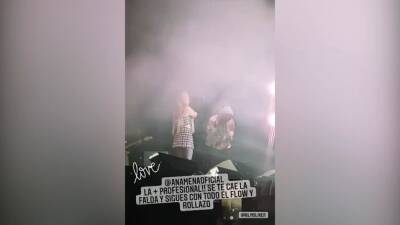 Ana Mena pierde la falda en pleno concierto y su reacción ya es viral - Tikitakas - en.as.com