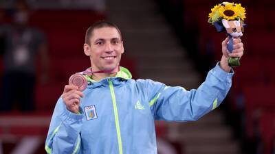 Olympian Stanislav Horuna selling his medal to support Ukraine amid Russian invasion