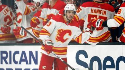 Connor Macdavid - Elias Lindholm - Johnny Gaudreau - Jacob Markstrom - Gaudreau's 3-point night powers Flames past Kings for key victory - cbc.ca - Sweden - Los Angeles -  Los Angeles - county Pacific