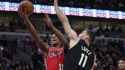 Brook Lopez scores 28, Bucks beat Bulls to clinch Central