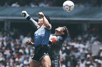 Diego Maradona - Peter Shilton - Steve Hodge - Maradona's 1986 World Cup 'hand of God' jersey to be auctioned, starting bid £4m - news24.com - Britain - Argentina -  Mexico City