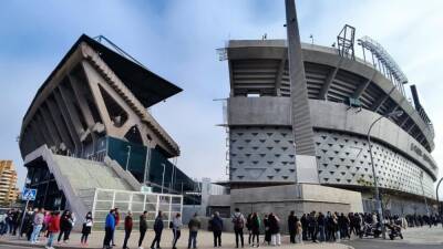BETIS Colas en el Villamarín para recoger la bandera de la Copa