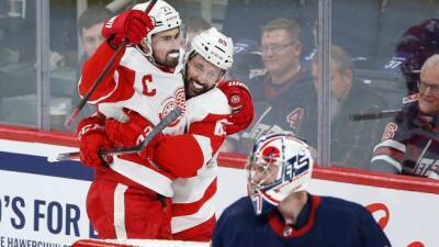 Gagner nets 500th point; Red Wings deal blow to Jets' fading playoff hopes